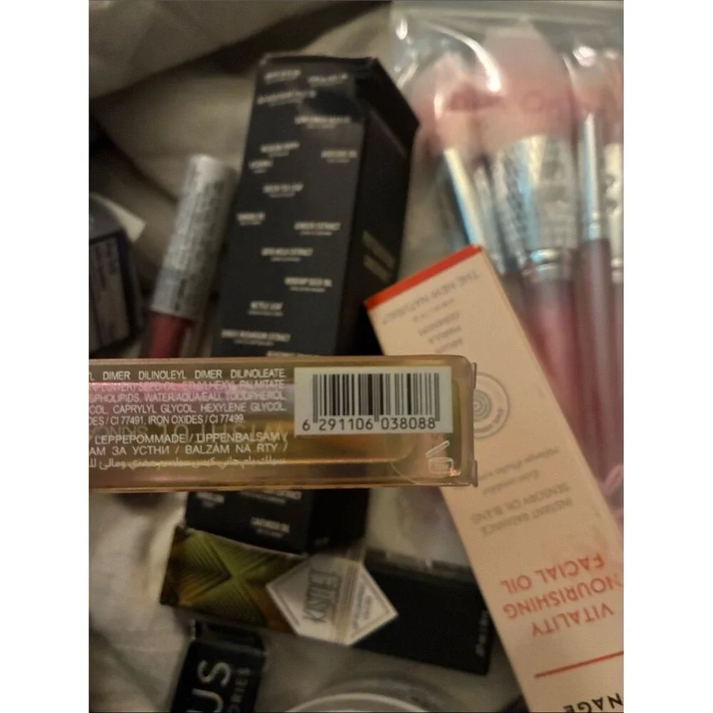 Huda Beauty Silk Balm Hydrating & Nourishing Lip Balm – Queen Bee – BNIB